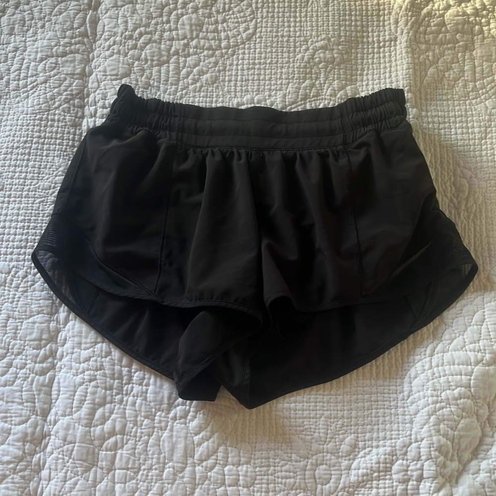 Black Lululemon Hotty Hot Shorts 2.5 inches // size 6